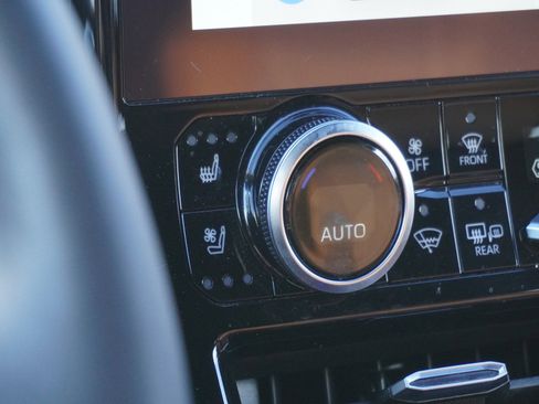 Used 2024 Toyota Highlander Platinum image 30