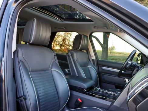 Used 2017 Land Rover Discovery First Edition image 25