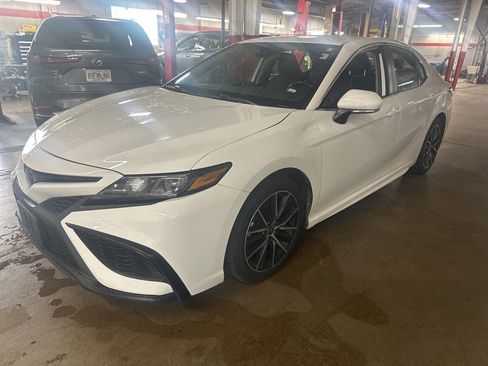 Used 2023 Toyota Camry SE image 4