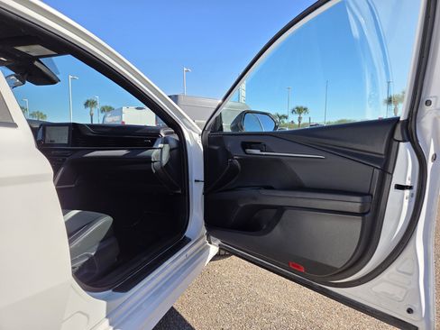 Used 2025 Toyota Camry SE image 17