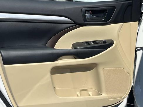 Used 2019 Toyota Highlander XLE AWD/4WD image 24