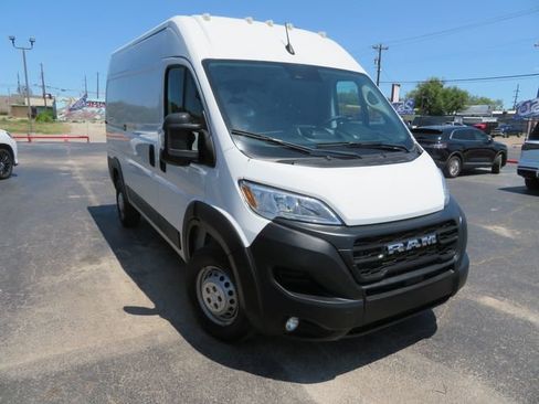 Used 2024 RAM ProMaster 2500 w/ Convenience Group FWD image 3