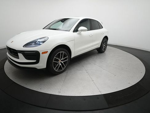 Certified 2023 Porsche Macan image 6