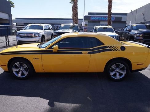 Used 2017 Dodge Challenger SXT image 3