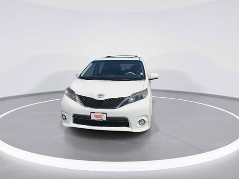 Used 2014 Toyota Sienna SE FWD image 3