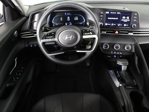 Certified 2025 Hyundai Elantra SE FWD image 8
