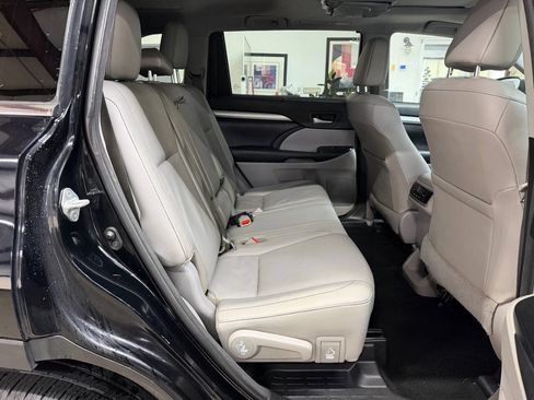 Used 2017 Toyota Highlander XLE AWD/4WD image 16