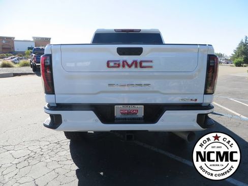 Used 2025 GMC Sierra 2500 AT4 AWD/4WD image 4