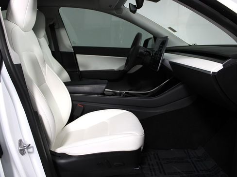 Used 2020 Tesla Model Y Long Range image 11