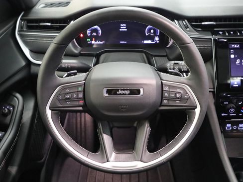 Used 2025 Jeep Grand Cherokee L Altitude image 3