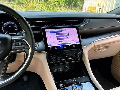 Used 2025 Jeep Grand Cherokee L Limited image 9