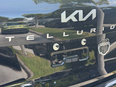 Certified 2025 Kia Telluride SX w/ SX Captain's Chair Package FWD image 9
