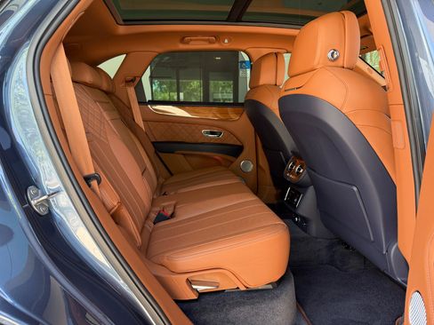 Used 2021 Bentley Bentayga image 38