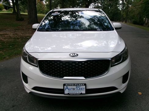Used 2018 Kia Sedona L image 2