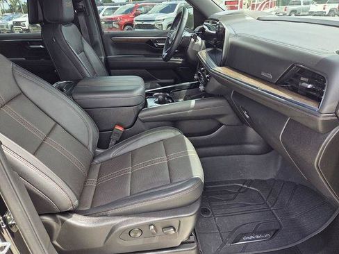 Used 2025 Chevrolet Tahoe High Country AWD/4WD image 17