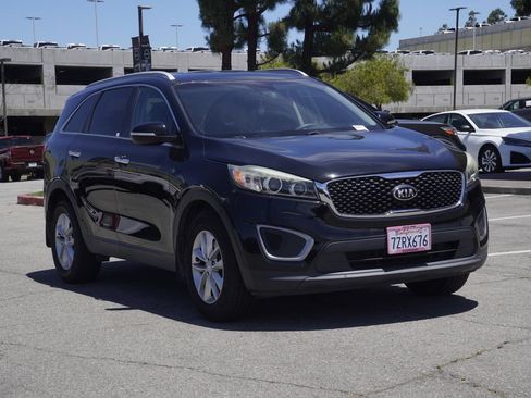 Used 2017 Kia Sorento FWD image 2