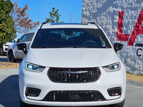 Used 2025 Chrysler Pacifica Limited image 2