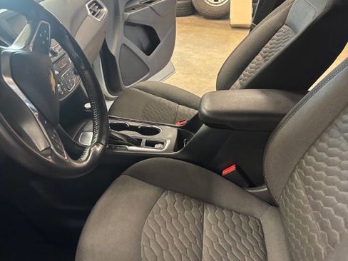 Used 2018 Chevrolet Equinox LT image 3