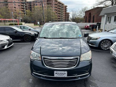 Used 2014 Chrysler Town & Country Touring image 3