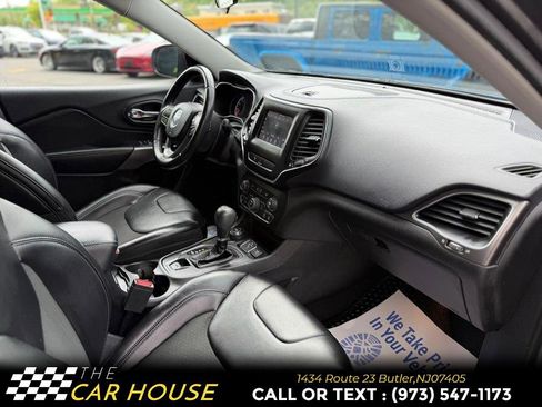 Used 2019 Jeep Cherokee Latitude Plus w/ Cold Weather Group AWD/4WD image 19