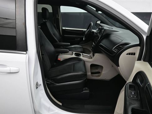 Used 2019 Dodge Grand Caravan SXT FWD image 5