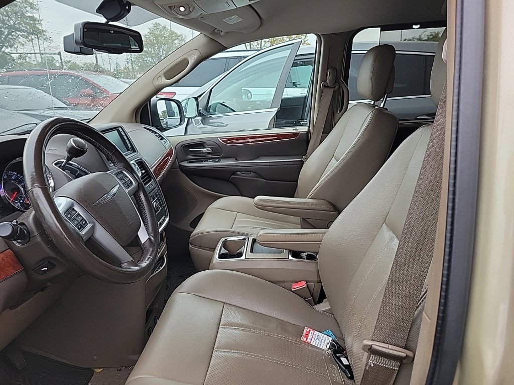 Used 2012 Chrysler Town & Country Touring-L w/ Driver Convenience Group FWD image 6