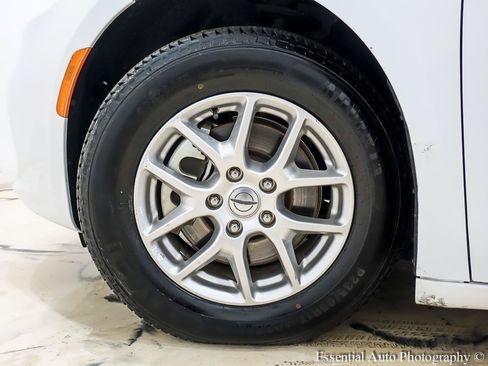 Used 2024 Chrysler Pacifica Touring-L FWD image 12