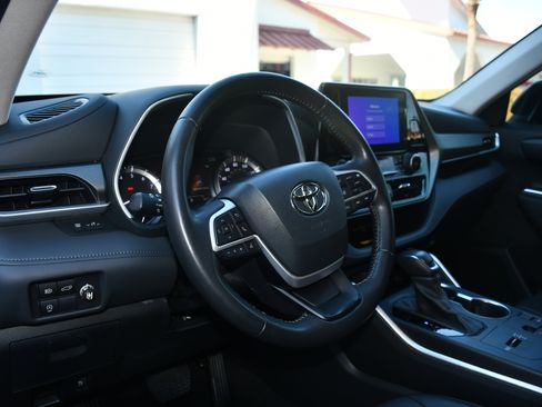 Certified 2023 Toyota Highlander XLE image 8