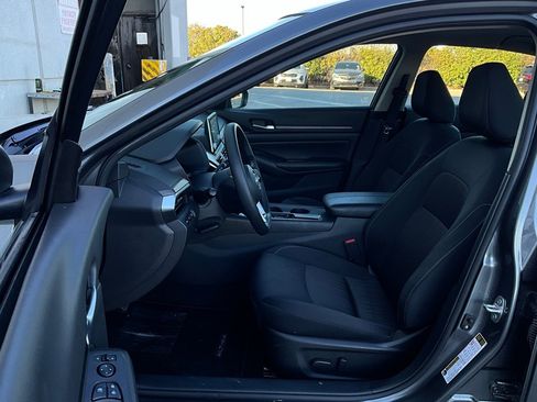 Used 2025 Nissan Altima 2.5 SV image 10
