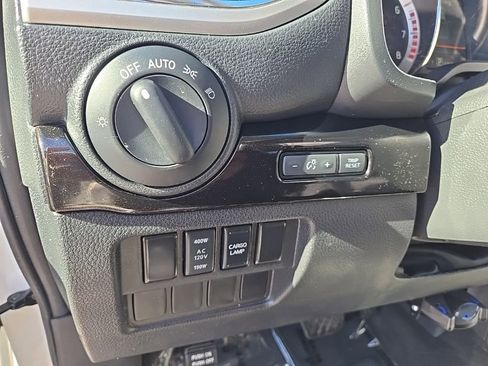 Used 2019 Nissan Titan SV w/ SV Convenience Package image 14