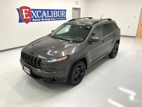 Used 2018 Jeep Cherokee Latitude w/ Altitude Package AWD/4WD image 5