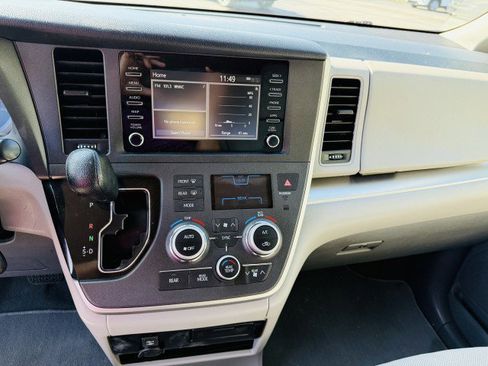 Used 2020 Toyota Sienna L image 12