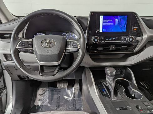 Used 2023 Toyota Highlander LE image 17