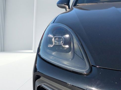 Used 2023 Porsche Cayenne Base image 8