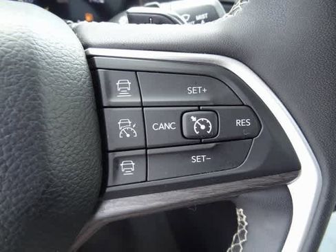 Used 2023 Jeep Grand Cherokee Limited image 21