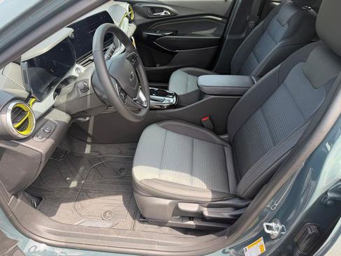New 2026 Chevrolet Trax LT w/ Sunroof Package FWD image 9