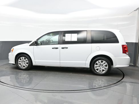 Used 2019 Dodge Grand Caravan SE w/ UConnect Hands-Free Group FWD image 3
