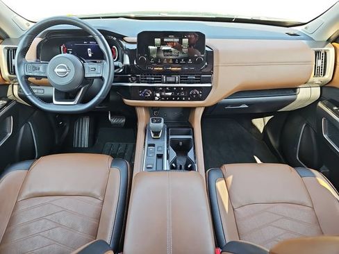 Used 2025 Nissan Pathfinder Platinum FWD image 9