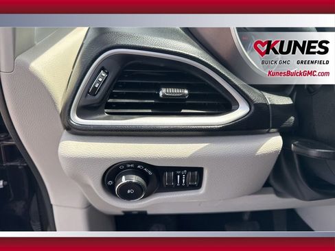 Used 2018 Chrysler Pacifica Touring-L FWD image 30