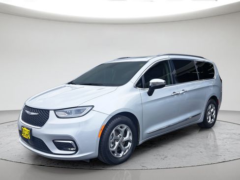 Used 2023 Chrysler Pacifica Limited FWD image 7