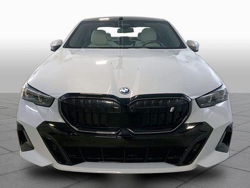Used 2024 BMW i5 eDrive40i w/ Executive Package RWD image 3