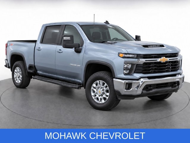 Used 2024 Chevrolet Silverado 3500 LT AWD/4WD image 2