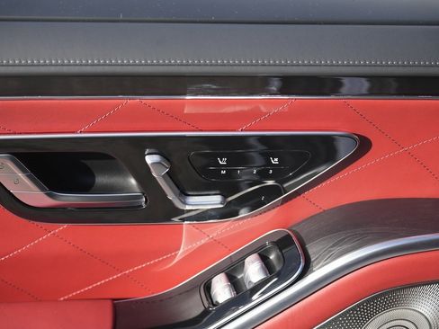 Used 2022 Mercedes-Benz S 580 4MATIC Sedan w/ AMG Line Package image 31