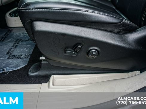 Used 2023 Chrysler Pacifica Touring-L FWD image 35