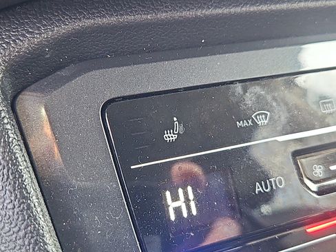 Certified 2022 Volkswagen Tiguan SE image 12