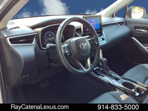 Used 2024 Toyota Corolla Cross XLE w/ Convenience Package AWD/4WD image 9