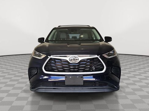 Used 2021 Toyota Highlander L FWD image 3