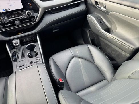 Used 2024 Toyota Highlander XLE image 16