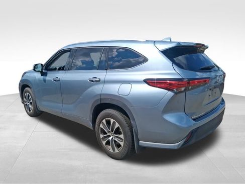 Used 2021 Toyota Highlander XLE AWD/4WD image 8