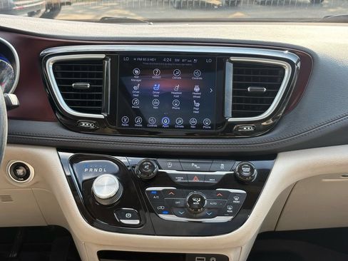 Used 2017 Chrysler Pacifica Limited FWD image 14